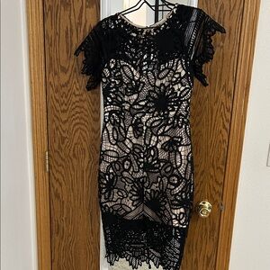 Main Strip Black Lace Midi Dress